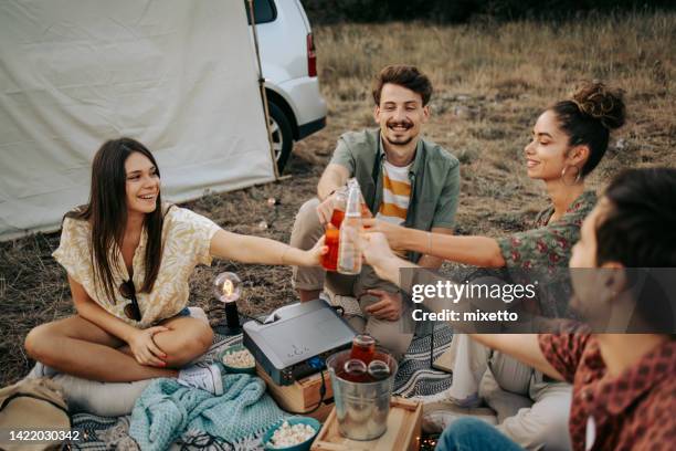 amigos jóvenes y alegres relaja con cervezas - sidra fotografías e imágenes de stock