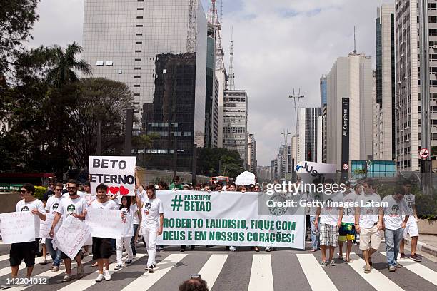 Students march on Paulista Avenue during a protest against the killing of Brazilian student Roberto Laudisio Curti, on March 31, 2012 in Sao Paulo,...