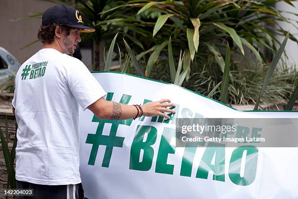 Student displays a banner in protest at the Australian embassy against the killing of Brazilian student Roberto Laudisio Curti, on March 31, 2012 in...