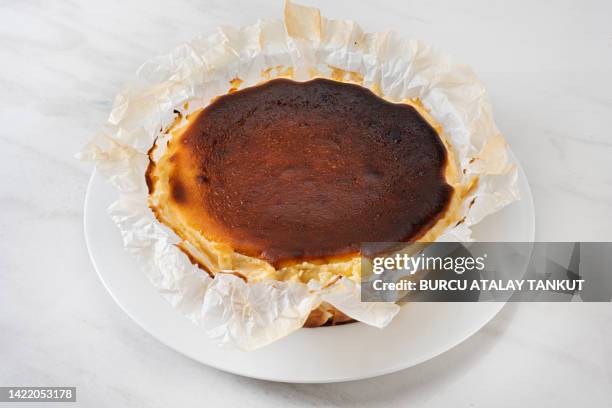 basque cheesecake - burnt cake stock pictures, royalty-free photos & images