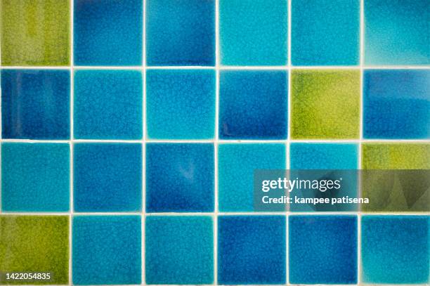 light blue green mosaic tiles texture background. - betegelde vloer stockfoto's en -beelden