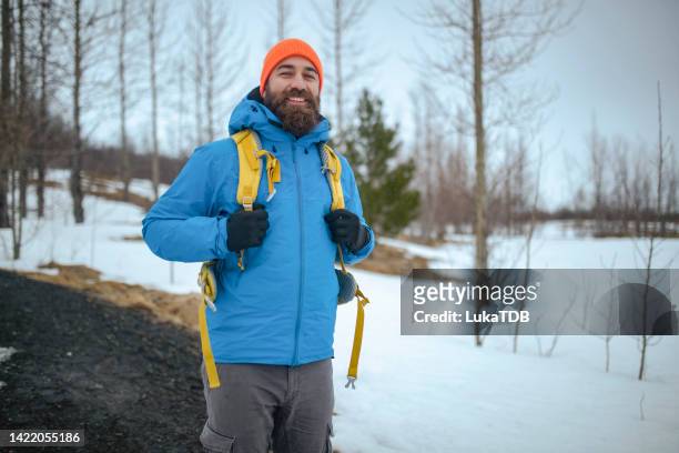 a happy mountaineer stands on a mountain and enjoys nature. isl - casaco de esqui imagens e fotografias de stock
