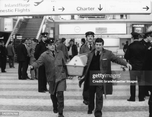 After the terrorist attack on the El-Al counter at Vienna International Airport the dead are taken away. 27 December 1985.