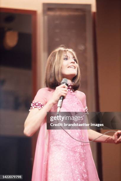 Grand Prix Eurovision 1967 in the Wiener Hofburg. Singer Sandie Shaw with Orchester. 8 April 1967.