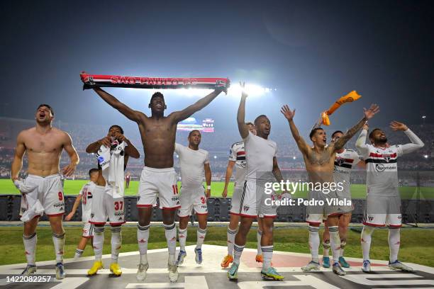 Jonathan Calleri, Léo, Reinaldo of Sao Paulo and teammates celebrate advancing to the final following the win in the penalty shootout after a Copa...