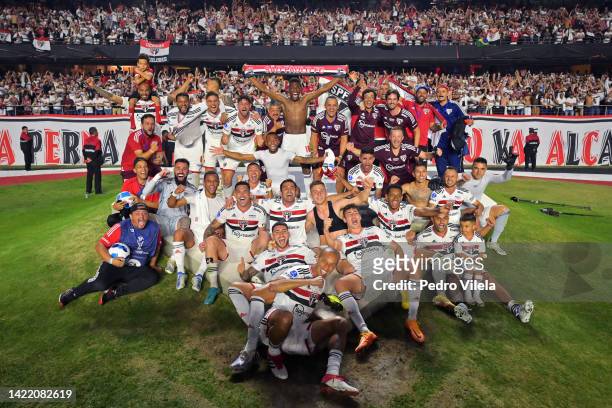 Léo of Sao Paulo and teammates celebrate advancing to the final following the win in the penalty shootout after a Copa CONMEBOL Sudamericana 2022...