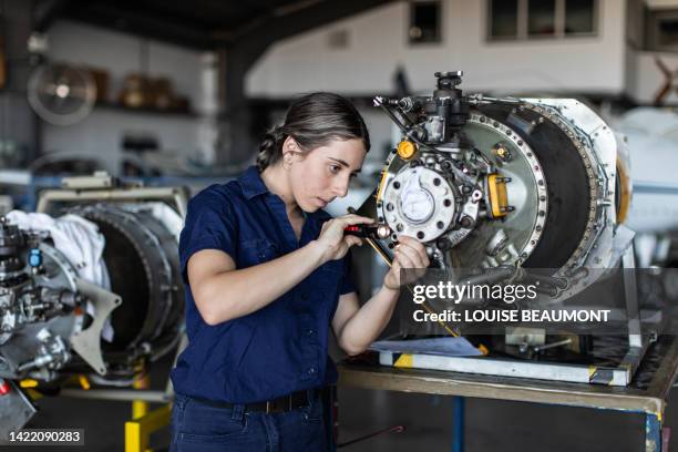 dans la vraie vie, une jeune apprentie ingénieure aéronautique au travail - repairman photos et images de collection