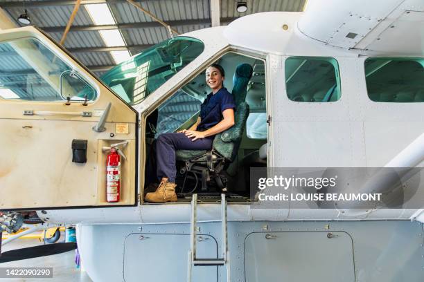 real life young female aircraft engineer apprentice at work - ladies of the real on extra stockfoto's en -beelden