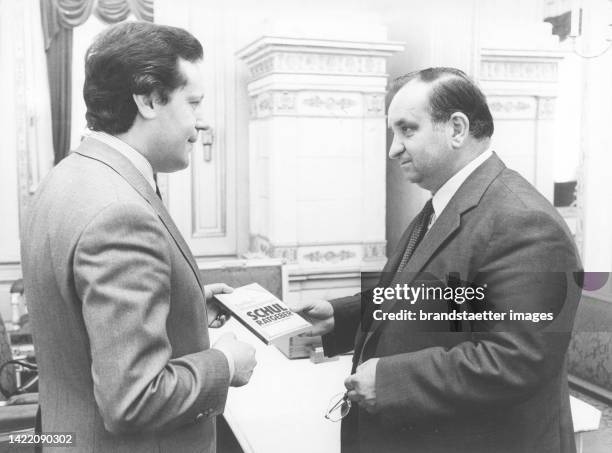 Presentation of the new school guide to Vice Chancellor Fred Sinowatz by the managing director of Molden Schulbuch-Verlag Johannes Kunz. 1981.