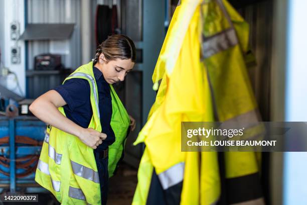 real life young female aircraft engineer apprentice at work - tradie stock pictures, royalty-free photos & images