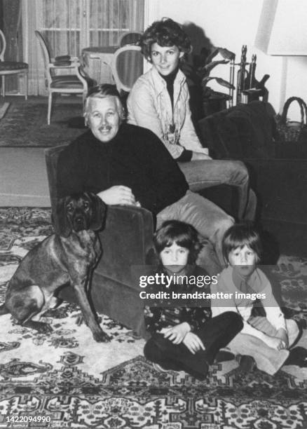 The Austrian actor Peter Weck with his wife Ingrid and the children Barbara and Philipp as well as the dog > Amor <. 1975.