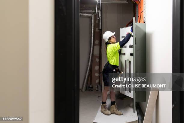 real life female electrician at work - ladies of the real on extra stockfoto's en -beelden