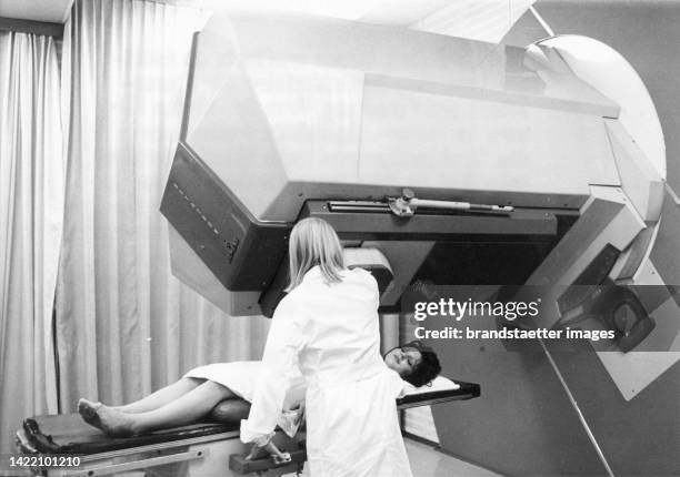 The medical apparatus > 42-Me-Siemens-Betatron < for radiotherapy in the Vienna General Hospital . 3 May 1974.