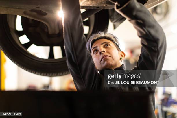 real life female mechanic at work - car passion stock pictures, royalty-free photos & images