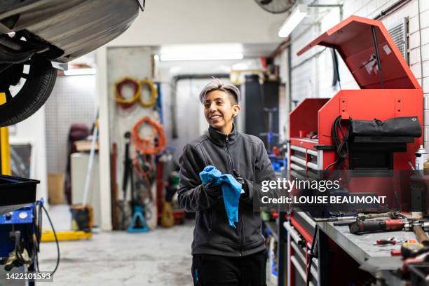 real life female mechanic at work - work gender equality stock pictures, royalty-free photos & images