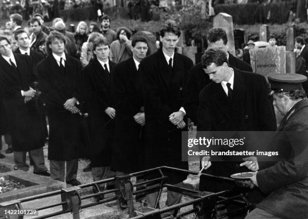 The Austrian national soccer team at the funeral of Ernst Happel. Hernals cemetery. Vienna. 26 November 1992.