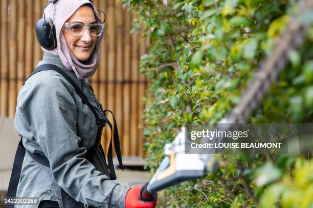 real life female tradie working in her own landscaping business - tradie stock pictures, royalty-free photos & images