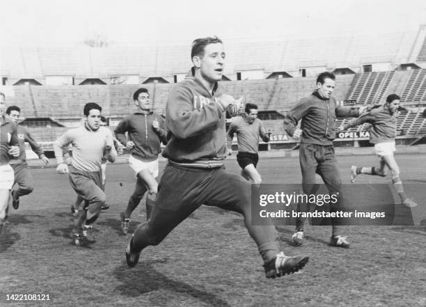 The French football player Raymond Kopa and his colleagues of the French national team during training in the Vienna Prater Stadium. 25 March 1960.