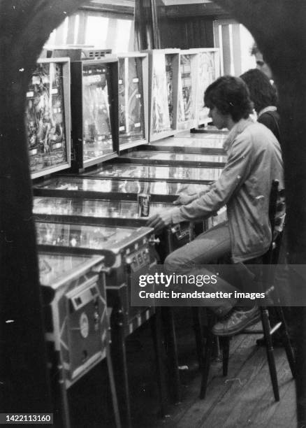 Young people at slot machines in the Vienna Prater. About 1980.