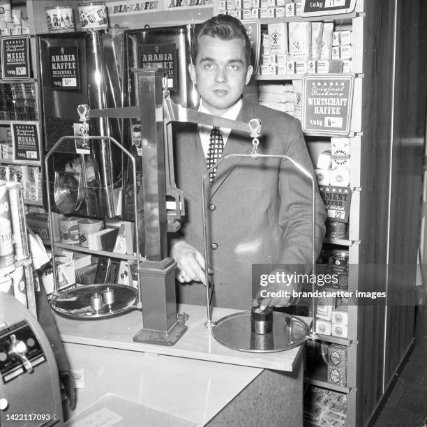 The soccer player Ernst Happel in his Arabia coffee branch in the Neubaugasse in Vienna. May 10, 1959.