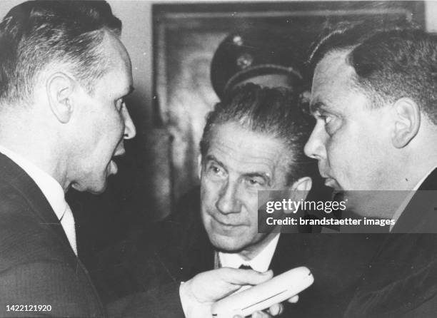 Accused Gerhardt Berndt with his two lawyers Dr. Michael Stern and Dr. Kasper in the so-called > Dolce Vita trial < for immorality. Klagenfurt. 1963.