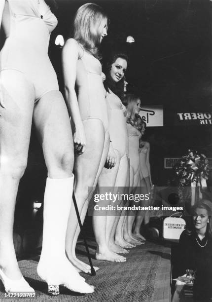 Marianne Müller with a orthopedic cast foot at the Miss Austria election in the Tenne in Kitzbühel. 29 January 1971.