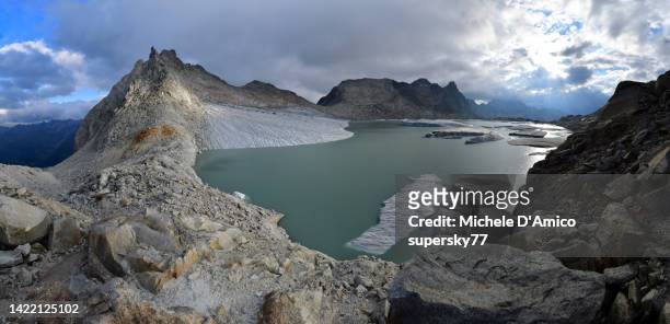 glacial lagoon with icebergs in the alps - glaciar lagoon imagens e fotografias de stock