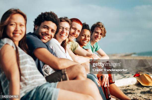 freiwillige freunde am strand zusammengehörigkeit - volunteer beach stock-fotos und bilder