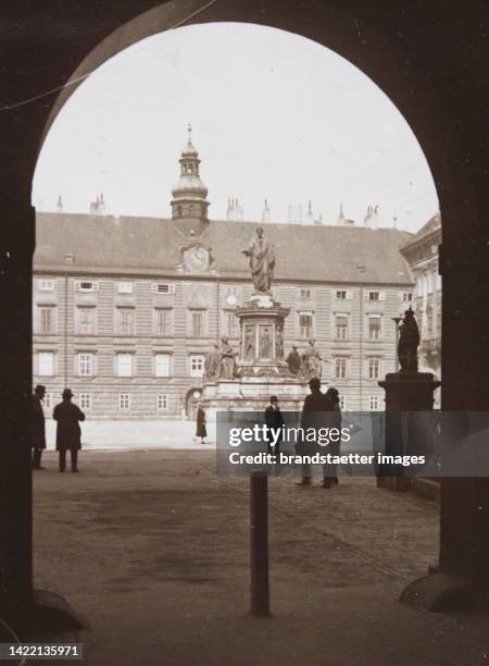 Inner courtyard of the Vienna Hofburg with the Kaiser Franz monument. Vienna 1. About 1930.