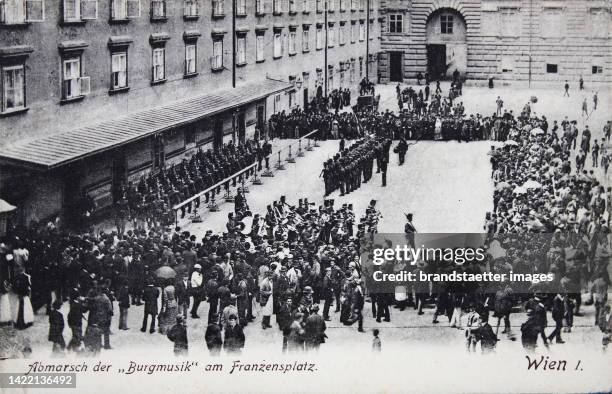 > Departure of the castle band at Franzensplatz <. Vienna Hofburg. Vienna 1. 1908. . Postcard.