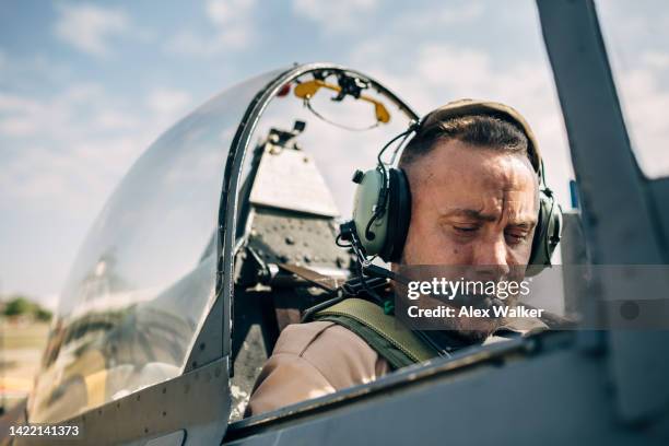 pilot in the cockpit of supermarine spitfire - ejército británico fotografías e imágenes de stock