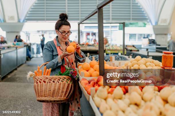 picking out fresh oranges - oranges in basket at food market stock pictures, royalty-free photos & images