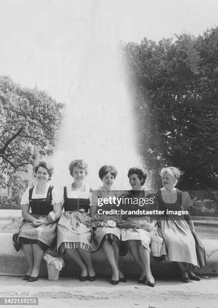 The five candidates for the Lower Austrian winemaker queen in 1963. From left Schellmann - Mayer - winner Lethmeier - Hausdorf - Eichberger. 10...