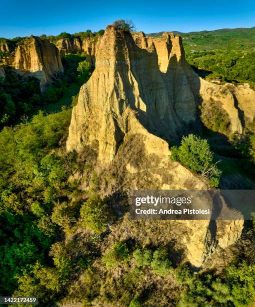 balze del valdarno natural park, tuscany, italy - a balze stock-fotos und bilder