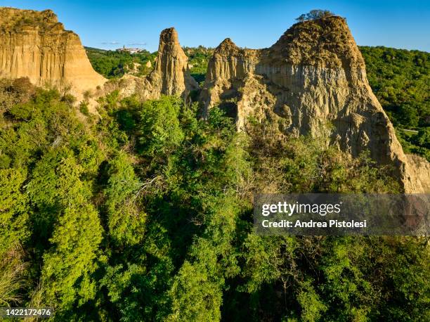 balze del valdarno natural park, tuscany, italy - a balze stock-fotos und bilder