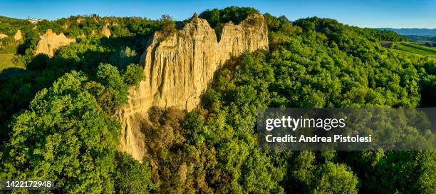 balze del valdarno natural park, tuscany, italy - a balze stock-fotos und bilder