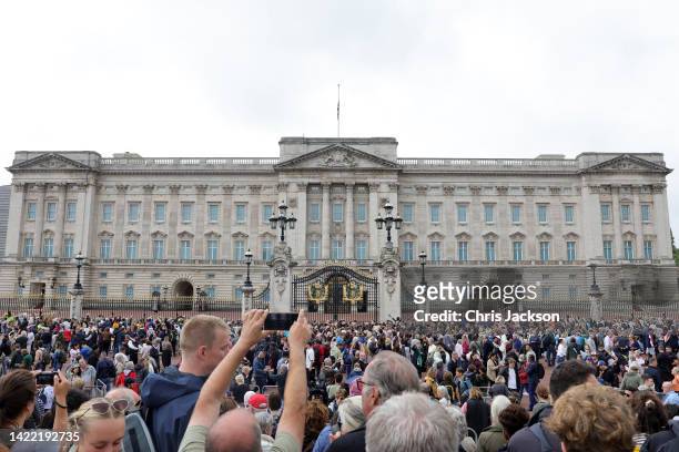 Crowds gather at Buckingham Palace on September 09, 2022 in London, England. Elizabeth Alexandra Mary Windsor was born in Bruton Street, Mayfair,...