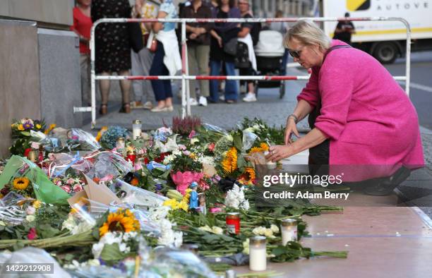 Visitor leaves flowers to pay tribute to Queen Elizabeth II the day after her death, outside the British embassy on September 09, 2022 in Berlin,...