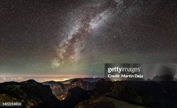 panoramic miky way at pico do arieiro, madeira - pico do arieiro fotografías e imágenes de stock