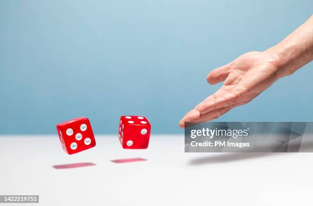 rolling the dice - number 7 photos et images de collection