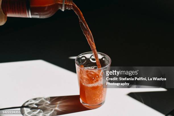 kombucha pouring in a drinking glass - cidre photos et images de collection