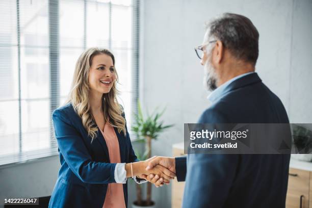 riunione d'affari - handshake foto e immagini stock