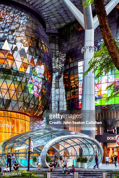 singapore, the ion orchard shopping centre - orchard road stock-fotos und bilder