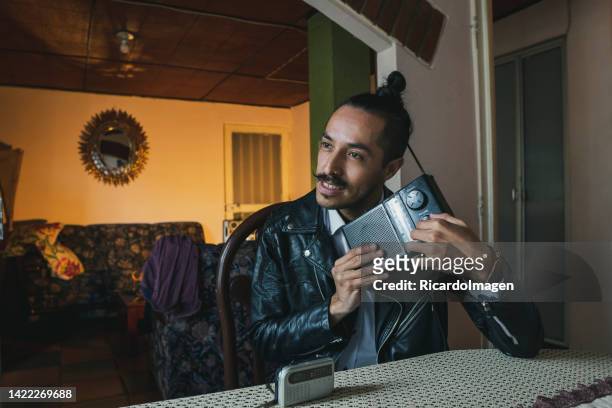 hipster nutzt ein altes radio, um musik zu hören - how we listen to music stock-fotos und bilder