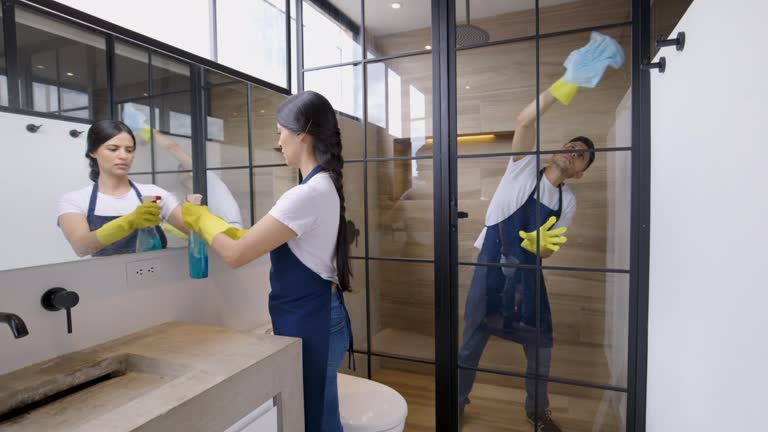 https://media.gettyimages.com/id/1422277938/video/team-of-professional-latin-american-cleaners-cleaning-the-bathroom-at-a-modern-apartment.jpg?b=1&s=640x640&k=20&c=4RZdoNALB6c-iK-qD44kMztblidmdHY438K6Eiic0I8=