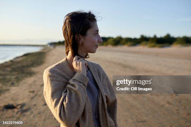 woman on the beach looking away - portrait waist up stock pictures, royalty-free photos & images