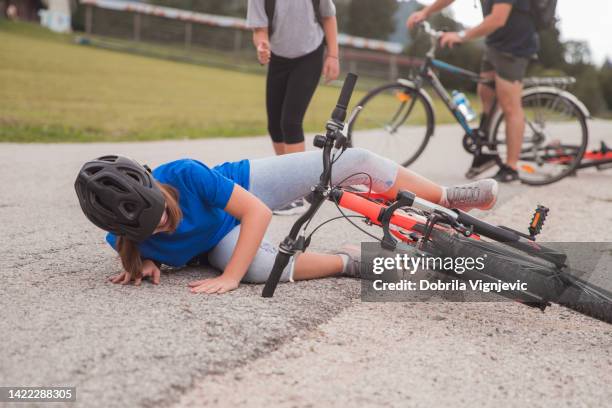 mädchen, das während einer radtour stürzt und sich verletzt - unfall stock-fotos und bilder