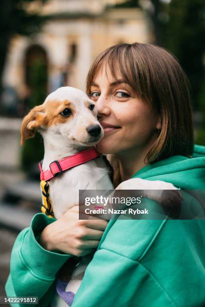 la linda mujer ama a su perro - animal joven fotografías e imágenes de stock