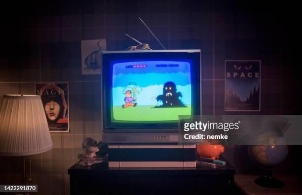 画面上の1980年代のレトロなプラットフォームのビデオゲーム - 郷愁　部屋 ストックフォトと画像
