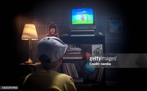 niño jugando videojuegos - 80s living room fotografías e imágenes de stock